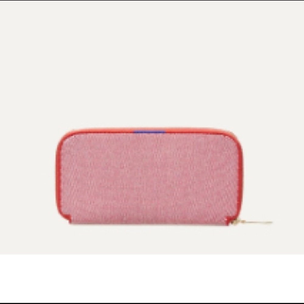 The Continental Wallet
PASTEL RED